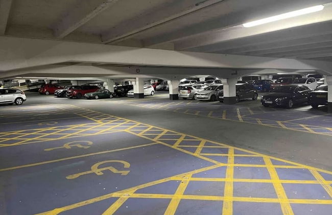 Deluxe City Centre Apt Balcony & View & Free Parking - Photo 19