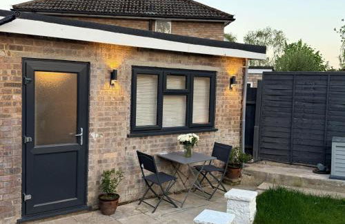 Newly Renovated Guesthouse with Free Parking - Photo 1