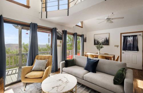 Cozy cabin w hot tub fire pit & ski access - Foto 9