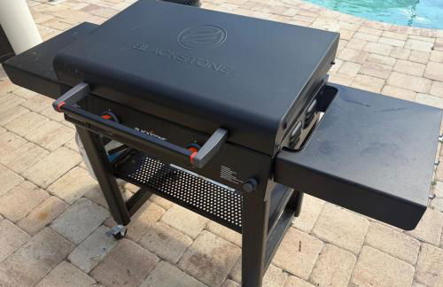 Ultimate Backyard Oasis, Heated Pool, Spa and Lake - Foto 17