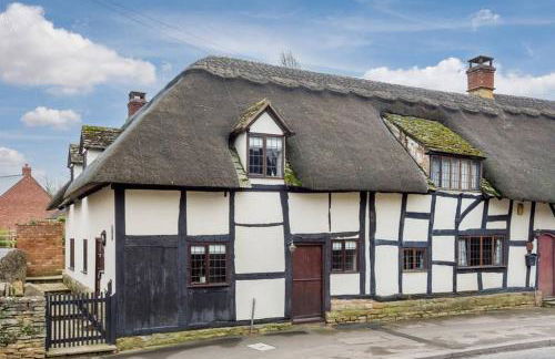 Cotswold Thatched Cottage - Photo 1