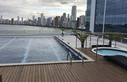 Para casais, prédio beira mar, em frente à Roda Gigante - Foto 35