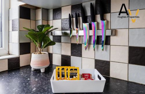 Northampton Pop Art House - Free Parking - Fast Wi Fi by AV Hughes Properties - Photo 19