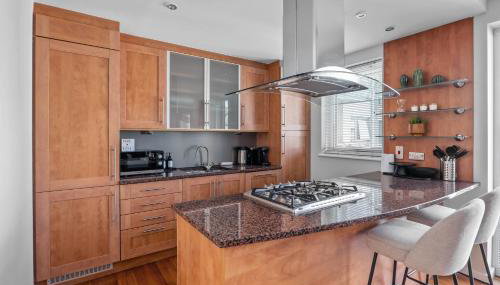 Central 2BR Park Royal Apartment with Balcony and Parking - Foto 5