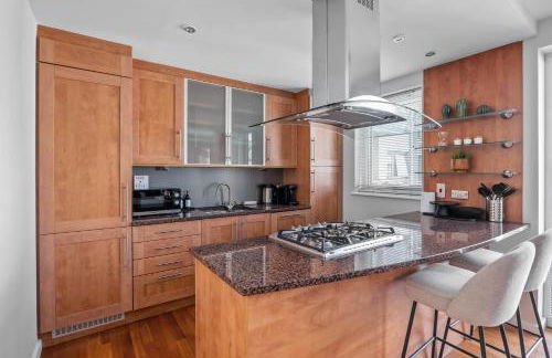 Central 2BR Park Royal Apartment with Balcony and Parking - Photo 5