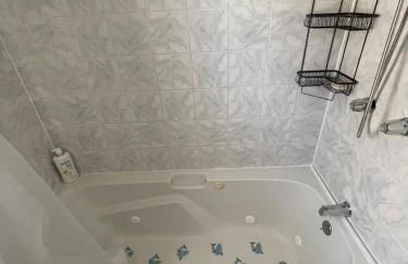 Sunlit Surf House 4BR Downtown Walk to beach - Foto 26