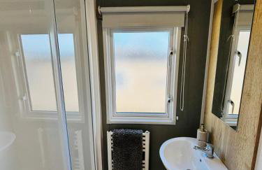 Shamrocks Cove Caravan - Award-Winning Coastal Retreat - Photo 25