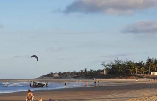 Studio pé na areia com 2 quartos, sala e cozinha - Foto 28
