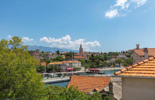 Your Family Oasis by the Sea Villa Mir Vami, heated pool - Photo 8