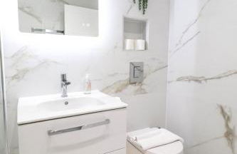 The Desborough Residence - Bright 1BR with Sofa Bed, Modern Lounge & Free Secure Underground Parking - Foto 18