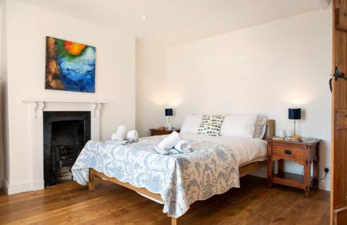 Hawkins Cottage with Hot Tub - Photo 16