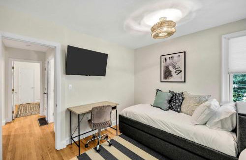 1 Story Family Home Half Mile to Beach with Patio , Grill, Office with Twin Beds, Peaceful Wooded Setting, Spacious Driveway, Garden Views, Walk to Shore, Perfect Cape Cod Getaway for Families - Foto 38