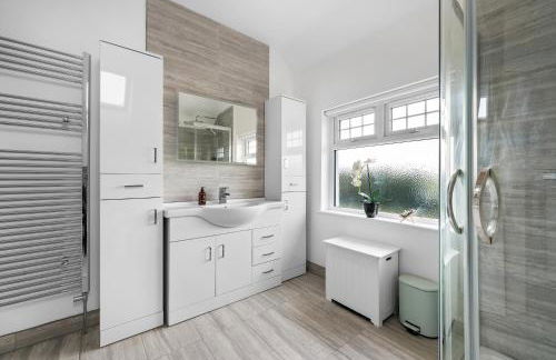 LONG TERM STAY SPECIAL OFFER AVAILABLE! 5-Bedroom Spacious, Stunning Design, Sociable Areas & Cosy House Near South Downs Park, Sleeps 11 with GAMES Room, PRIVATE PARKING and GARDEN - by Blue Puffin Stays - Foto 74