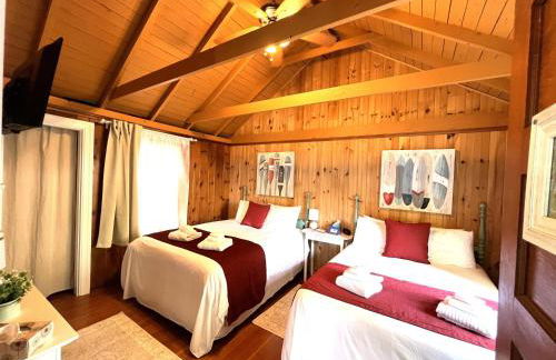 Cottage 11 - Double Queen Beds plus Child Loft w 2 Twins Private Bath & Kitchenette Pets Allowed Fee applies - Photo 1