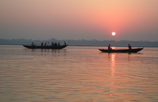 Sunrise boat ride on Ganges river followed by walk through the narrow alleys of Varanasi - Private - Foto 1