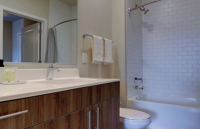 Stylish 2BR Condo in Alexandria - Photo 12