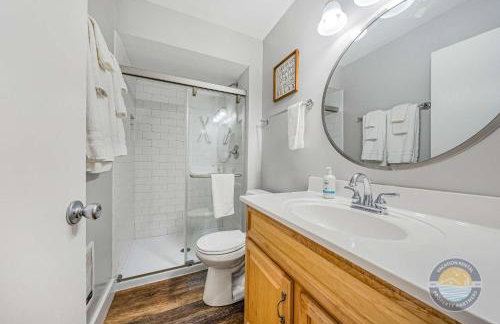 Modern Lake Geneva Condo with Year-Round Views - Foto 11