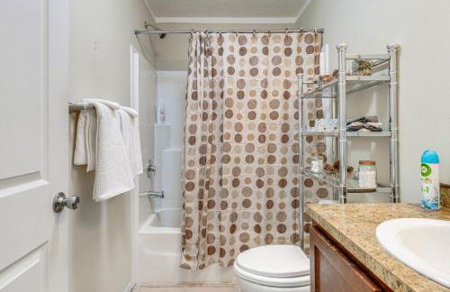 Near Hiking! Mtn-View Midway Home with Deck - Foto 14