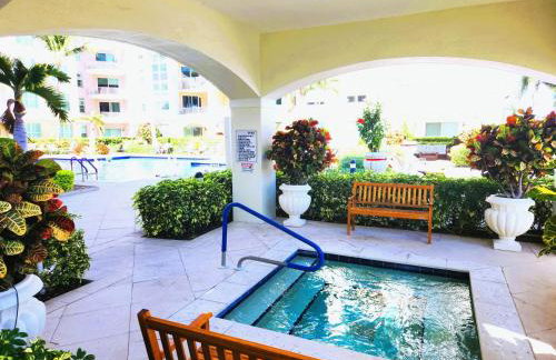 Turnkey Tranquility with Marina & Intercoastal views - Foto 26