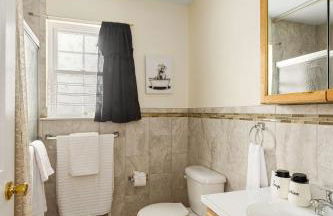 Newark Gem Ruby 3BR, 3BA - Sleeps 14 - Walk to Prudential Center and Newark Penn Station, Near EWR and American Dream Mall, includes Parking - WiFi - Laundry - Backyard - Gym - Foto 18