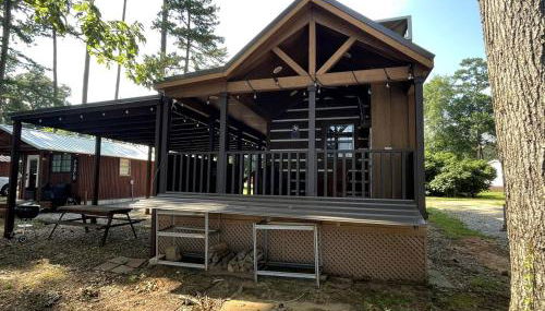 Peaceful Lakefront Tiny Cabin Nestled in the Sabine National Forest for a Romantic Escape in Hemphill, Texas - Foto 1