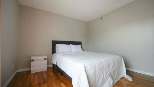 Newark Liberty Brick House - Private Bedroom 1 - Foto 4