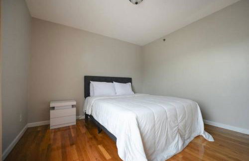 Newark Liberty Brick House - Private Bedroom 1 - Foto 4