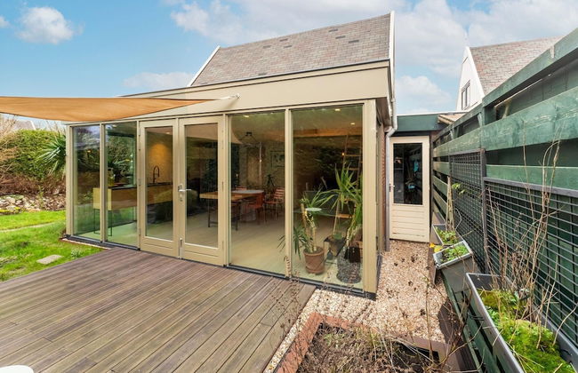 Stylish Holiday Home With Private Garden - Photo 15