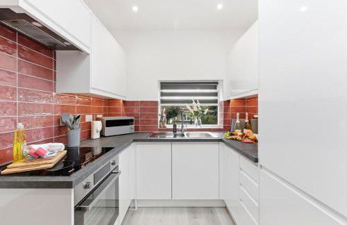 Unique 5 Bedroom 4 Bathroom House with Self-Contained-Studio - Excellent Location - Pool Table, Super-Fast Wifi, Smart TV and Self-Check-In by Yoko Property - Photo 36