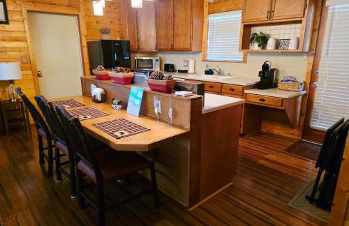 Bear Escapes II Affordable Luxury Cabin - Foto 13