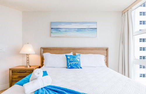 Stylish Beachfront Condo with Balcony & Ocean View - Foto 36