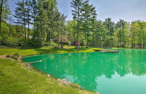 The Red Pine Cabin with Private Pond and Dock! - Foto 35