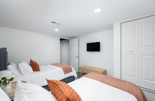 Main Street Retreat Hot Tub Sleeps 8 - Foto 35