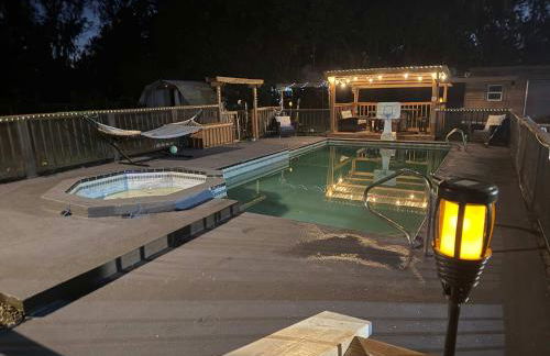 Farmhouse Oasis w Pool Heated Spa Treehouse and Game Room Located Centrally off I-4 - Foto 2