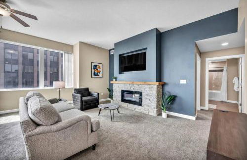 21st Floor Penthouse | Amazing Views of Downtown! - Photo 8