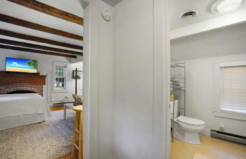 Sweet 1BDR Farm Cottage with Fire Pit and Creek View - Foto 16