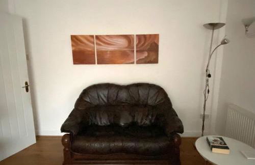 Quiet Secluded two Bedroom Bungalow With Parking - Photo 7