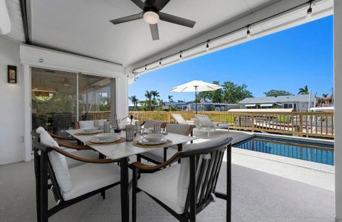 Bayside Hideaway! Private pool with water view and canal side dock! Available for Summer! - Foto 1