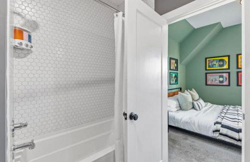 Modern House by Downtown with Garage and Fenced-in Yard - Foto 43