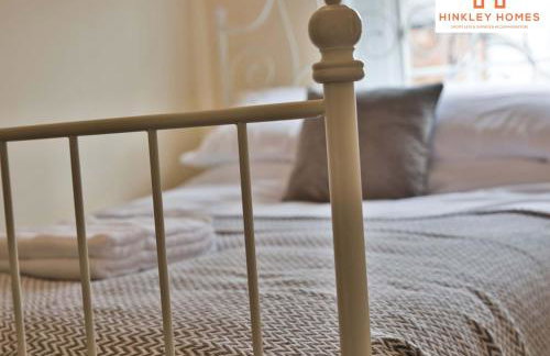 Centrally Tucked Away Private 4bed - Free parking! By Hinkley Homes Short Lets & Serviced Accommodation - Foto 10