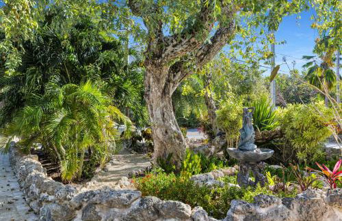 NEW LISTING! Reel Joy Waterfront Luxe with Pool and Private Dock home - Foto 77