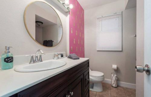 The Pink Cactus - Desert Retreat - Luxe Pool, Golf & Game Room - Foto 8