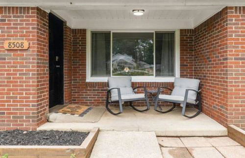 Warm & Comfy 2BR, Huge Backyard, Great Location! - Photo 1