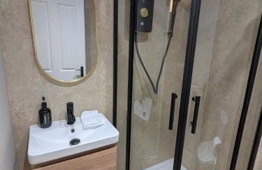 CHERRYTREES 5 Bed House, Sleeps 10, 3 Bathrooms, Parking, Ideal for Groups and Work Stays - Foto 39