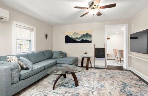 Modern & Cozy on Private Lane, Minutes to Airport - Foto 30