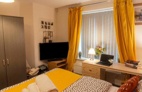 Bright 4 Bedroom Home in Walsall, Free Parking and for EVs - Photo 19