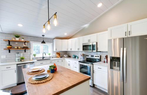 Orrington Vacation Rental with Private Deck and Views! - Foto 2