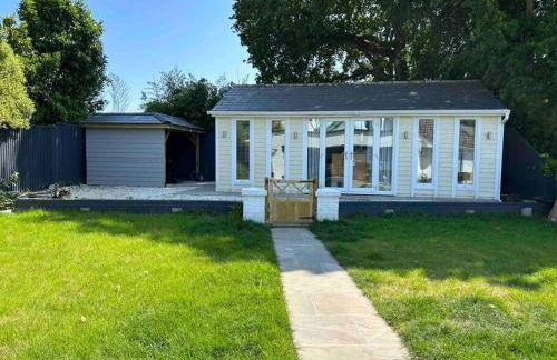 Cosy Studio Cabin with Optional Hot Tub Lilliput near Sandbanks beach - Photo 5