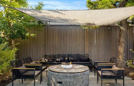 Luxe Backyard Oasis w/ Hot Tub Chic Design South Park Sanctuary - Foto 48