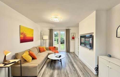 Modern 3 Bedroom Home - Free Driveway Parking - 6 Guests - Upstairs Bathroom and Downstairs WC - Foto 1